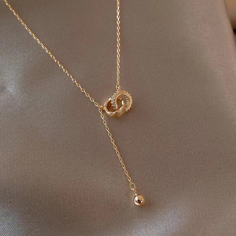 Collar de Borlas con Círculos Entrelazados