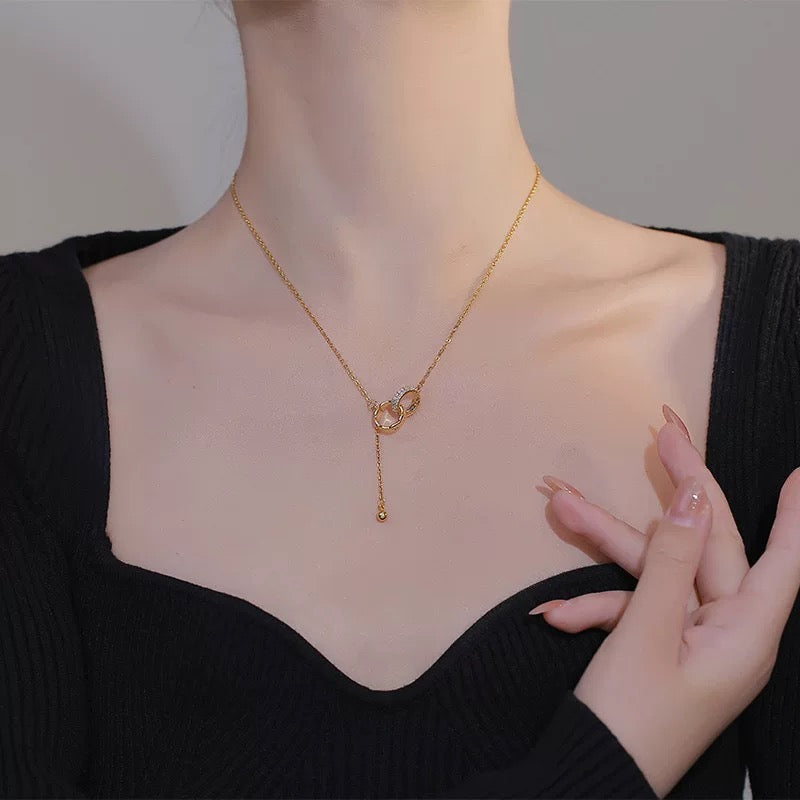 Collar de Borlas con Círculos Entrelazados